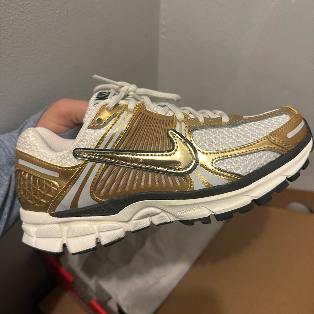 Gold vomero 5 women size 7